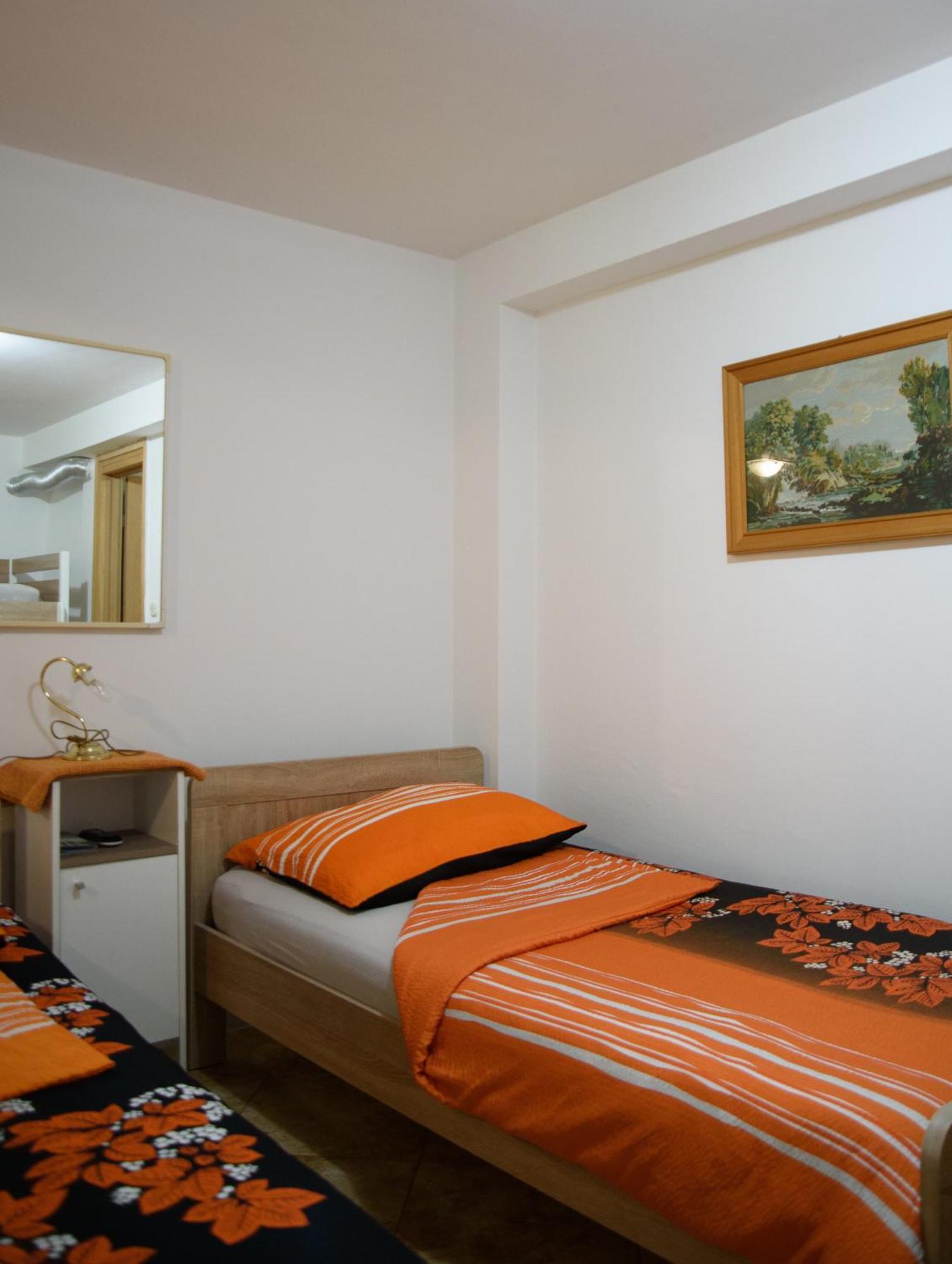 Apartments Cvitini Dvori Garjak Vrlika Buitenkant foto