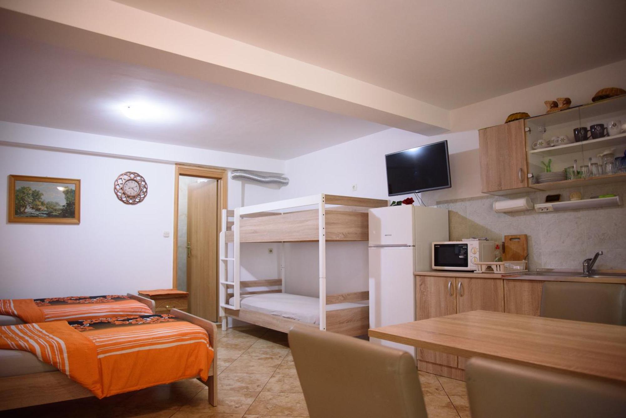 Apartments Cvitini Dvori Garjak Vrlika Buitenkant foto