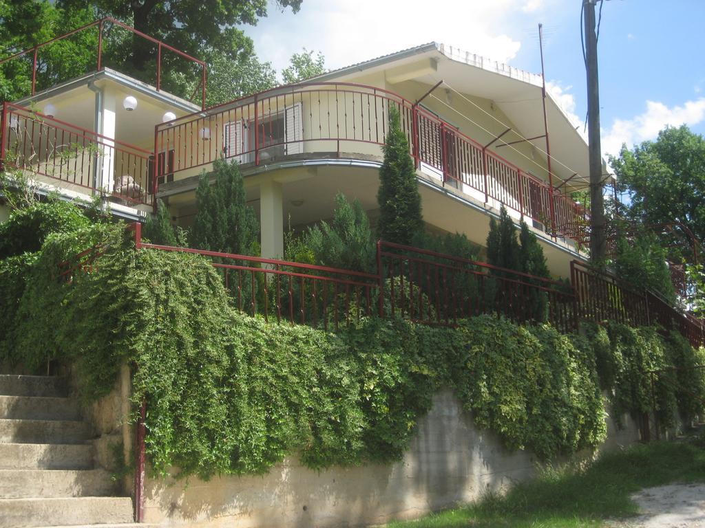 Apartments Cvitini Dvori Garjak Vrlika Buitenkant foto